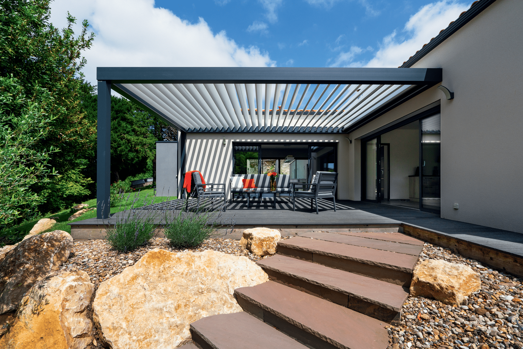Which is better, a wooden pergola or an aluminum pergola?