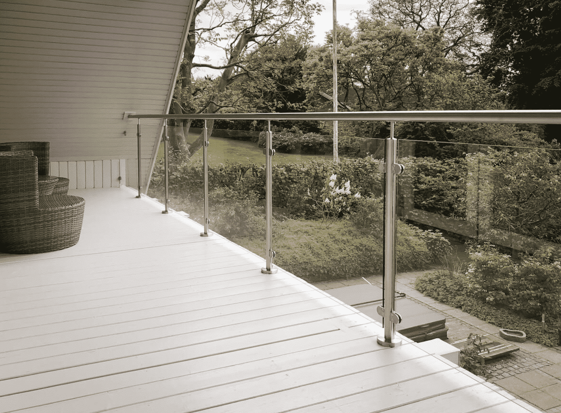 How To Remove Hard Water Stains From Glass Railings？