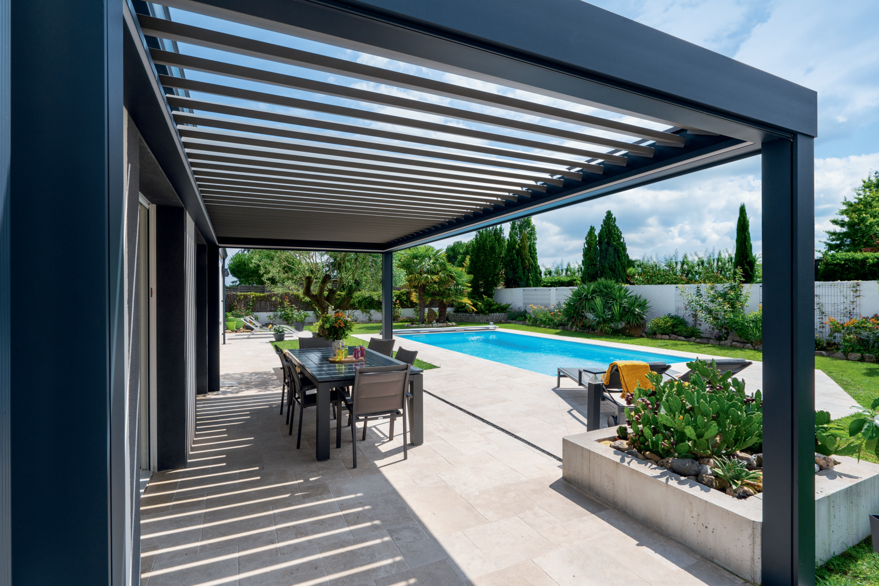 How waterproof is an aluminum louvered pergola during heavy rain, and how should its drainage capacity be tested?